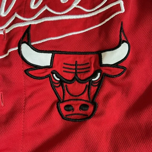 Ultra Game Bulls Jersey Small Red Black Baseball Fan Embroidered NBA Streetwear - Picture 2 of 4